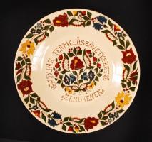 Nagy méretű gazdagon díszített fazekas dísztál " A Duna termelőszövetkezet elnökének" felirattal, hibátlan, jelzés nélkül, d:35 cm