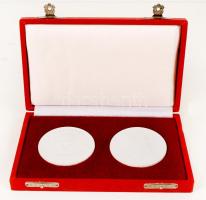 Marx és Engels porcelán plakett, jelzett, dísztokban, 11×18 cm