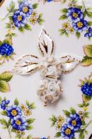 Hollóházi rózsás bonbonier, matricás, jelzett, hibátlan, 16×11 cm /
Chinaware bonbonier in flawless ...