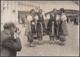 cca 1950-1960 Népviseletben, 18x13 cm