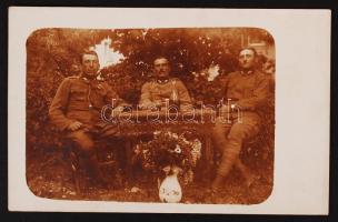 cca 1914-1918 Asztal mellett borozó katonák (K.u.k. Leichte Kraftwagenkol. No.66), fotóképeslap, 14x9 cm / cca 1914-1918 Military photo (K.u.k. Leichte Kraftwagenkol. No.66)