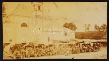 cca 1916-1917 Gépkocsioszlop pihenője egy olasz városkában (K.u.k. Leichte Kraftwagenkol. No.66), fotóképeslap, 14x8 cm / cca 1916-1917 Military photo (K.u.k. Leichte Kraftwagenkol. No.66)