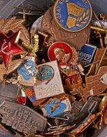 Több mint 300db vegyes kitűző és jelvény a szocialista időszakból kis vödörben T:vegyes