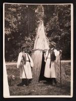 1920-1930 Kerny István (1879-1963): Karcagi juhászok. Vintage fotó, hátoldalán szerzői pecséttel jelzett / István Kerny (1879-1963): Shepherds from Karcag. Artist's stamp on back, 24x18cm