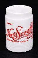 Porcelán gyógyszeres tégely "Javított Kerti Szegfü Créme egyedül készíti az eredeti előírás alapján Csillag Gyógyszertár Szeged" felirattal, belső peremén enyhén sérült, m: 5,5 cm, d: 3,5 cm.