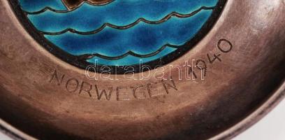 1940 "3/7. SS-T. INF. RGT. - Norwegen 1940" feliratú, sterling ezüst (Ag) tálka, közepén v...