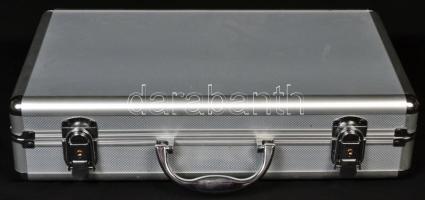 Fém borítású éremtartó csatos táska béléssel, 1x12db, 1x24, 2x40, 1x91db különböző érme tárolására alkalmas berakóval újszerű állapotban