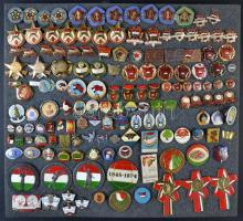 ~150db-ból álló szép magyar jelvény gyűjtemény a szocialista időszakból, többségében zománcozottak, közte törzsgárda és "KISZ" jelvények,"Önkéntes rendőr", "Ganz Daru- és Kazángyár" stb. habszivacsra tűzve T:vegyes