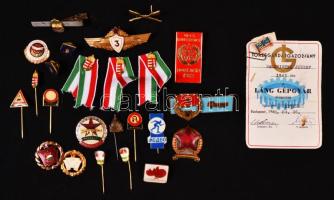 Kis zacskónyi vegyes kitűző és jelvény részben a szocialista időszakból, közte zománcozottak is T:2