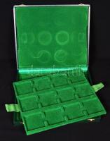 Magyar Érmeforgalmazó zöld műbőr éremtartó kazettája 1 kivehető tálcával, összesen 24 férőhellyel, használt, de újszerű állapotban