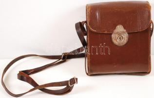 cca 1930 Ditmar márkájú filmfelvevő bőr tokban /
cca 1930 Ditmar movie camera