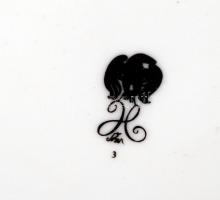 Szász Endre által tervezett aranyozott jelzett Hollóházi porcelán dísztányér az "Arcok" so...