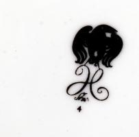 Szász Endre által tervezett aranyozott jelzett Hollóházi porcelán dísztányér az "Arcok" so...