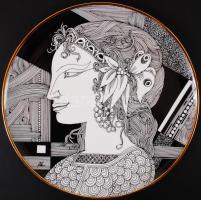 Szász Endre által tervezett aranyozott jelzett Hollóházi porcelán tál az "Arcok" sorozatból, eredeti dobozában / Gold plated Hollóháza porcelain plate designed by Endre Szász from the limited edition of "Faces", in original box, 26 cm