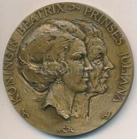 Hollandia 1980. "Beatrix holland királynő és I. Julianna holland királynő - Lemondás és beiktatás" Br emlékérem eredeti tokban. Szign. S.W. (50mm) T:1 Netherlands 1980. "Beatrix of the Netherlands an Juliana of the Netherlands - Abdication and inauguration" Br medallion in case. Sign: S.W. (50mm) C:UNC