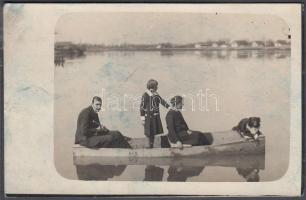 1929 Család a ladikban, fotóképeslap, 9x14 cm