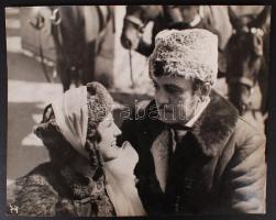 cca 1930-1940 Szörényi Éva és Ajtay Andor egy filmjelenetben, fotó sarkain törésnyomok, 28x21 cm