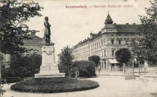 Szombathely, Horváth Boldizsár szobra (hátoldalán ráragasztással / heavy gluemark)
