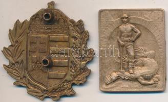 4db-ból álló vegyes jelvény és plakett tétel, közte 1948. "MTK" zománcozott gomblyukjelvén...