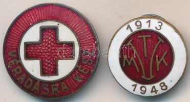 4db-ból álló vegyes jelvény és plakett tétel, közte 1948. "MTK" zománcozott gomblyukjelvén...