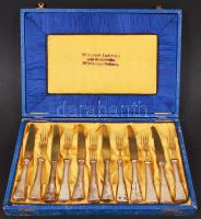 cca 1920 Ezüst nyelű süteményes készlet. 6 db villa és kés eredeti, kívül kissé kopottas díszdobozban / Vintage cake set