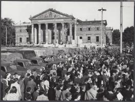 1945 Budapest, Hősök tere 250 teherautó élelem, amit a Szovjetunió küldött 24x18 cm