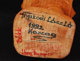 Tyukodi László (naív faragó): Lány kenyérrel. Faragott bükkfa, jelzett, jó állapotban, m:31 cm (Ürmö...