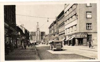 Hradec Králové, Husova trída, Brasnarstvi, Pansky salon, Obcanska zálozna  / street, bag shop, bank, automobile, church