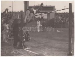 cca 1920-1930 Magasugrás, jelzés nélküli vintage fotó, 11x15 cm