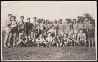 cca 1920-1930 Pobuda Alfréd (1876-1942) feliratozott vintage felvétele egy focicsapatról, a játékosok nevével, 11x17 cm