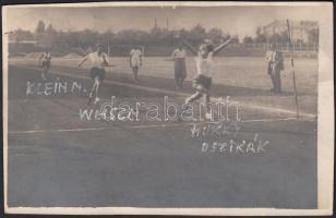1930 Nemzetközi női futóverseny célfotója, feliratozott fotólap, 8x13 cm