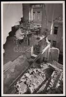 1945 Foto Seidner: Élet a szétbombázott Budapesten, pecséttel jelzett vintage fotó, 8x12 cm