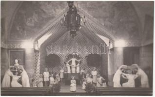 cca 1930 Gyermekek élőképe egy templomban, jelzetlen fotólap Kerny István hagyatékából, 8,5x13 cm