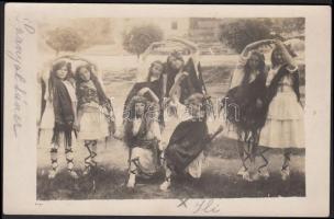 cca 1920-1930 Gyermekek spanyol tánca a parkban, feliratozott fotólap, 9x14 cm