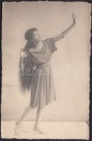 cca 1920 Ilonka szép mozdulata a fényképezőgép előtt, feliratozott fotólap, 14x9 cm
