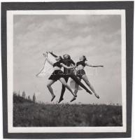 cca 1935 Szöllősy Kálmán (1887-1976): Hármas ugrás, a Szentpál iskola archívumából, jelzetlen vintage fotó fekete kartonra ragasztva, 5,5x5,5 cm