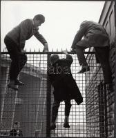 cca 1970 Magyar Alfréd: Potyázók, jelzetlen vintage életkép, 20x17 cm