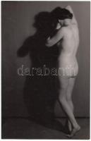 cca 1935 Korschelt Miklós (1900-1982): Akt, aláírt, pecséttel jelzett, feliratozott vintage fotóművészeti alkotás, 22x15 cm