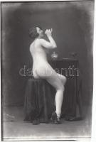 cca 1920-1930 Demeter Károly (1892-1983): Egy csésze kávé, Párizsban készített műtermi aktfotó, nagyméretű  üveglemez negatív, jelzetlen későbbi kontakt másolata a szerző hagyatékából, 17x12 cm