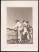 1932 Orphanidesz János (1876-1939): Alag felé, dunai hajókirándulás, aláírt vintage fotóművészeti alkotás, lágyító előtéttel készült, képméret 17x12 cm, papírméret 24x18 cm