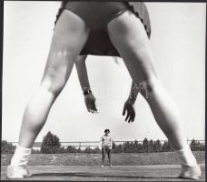 cca 1970-1980 Geleta Pál(1936-): Az edző és tanítványa, pecséttel jelzett vintage fotó, 18x20 cm