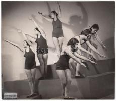 cca 1930-1940 Leichtner Erzsébet vintage fotója a Szentpál Olga gyermek tánccsoportjának tagjairól, matricával  jelzett vintage fotó, 17x19 cm