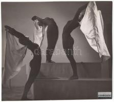 cca 1930-1940 Leichtner Erzsébet vintage fotója a Szentpál Olga tánccsoportjának tagjairól, matricával jelzett vintage fotó, 17x19 cm