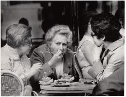 cca 1970-1980 Szerencsés János(1950-): Az ünnepelt, pecséttel jelzett vintage fotóművészeti alkotás, 15,6x20 cm