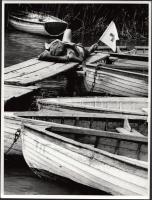 cca 1980 Fáth Péter: Az úszómester pihen, vintage fotóművészeti alkotása, feliratozva, 24x18 cm