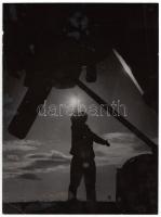 cca 1970-1980 Ágoston István vintage fotóművészeti alkotása, pecséttel jelzett, egyik sarkán törésvonal, 23x17 cm