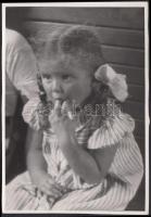 1937 Kinszki Imre (1901-1945: Juditka három éves, pecséttel jelzett, feliratozott vintage fotó, 17x12 cm