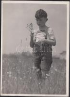 1935 Kinszki Imre (1901-1945: Gáborka hét és fél éves, jelzetlen, feliratozott vintage fotó, a szerző hagyatékából, 18x13 cm