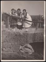 cca 1920-1930 Kerny István (1879-1963): Vasárnap délután, pecséttel jelzett vintage néprajzi, viselettörténeti fotó, 24x18 cm