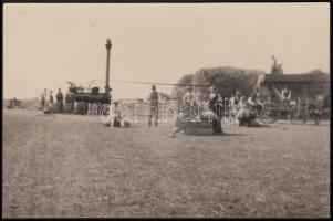cca 1920-1930 Kerny István (1879-1963): Cséplés gőzgéppel, pecséttel jelzett vintage fotó, 10x16 cm